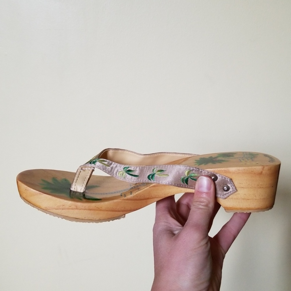 Like NEW Woodies flip flops. - Picture 3 of 4